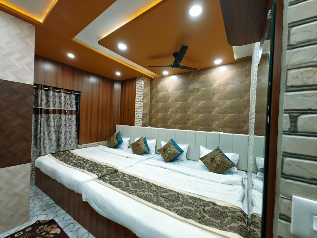 Shri Kailash Pati Guest House- Opposite Kashi Vishwanath Temple 瓦拉纳西 外观 照片